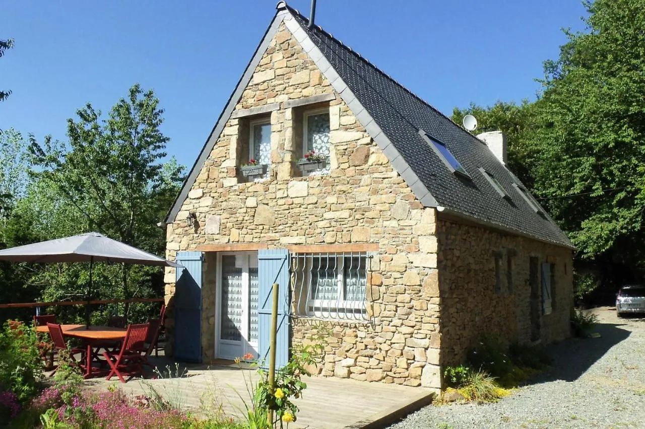 Holiday home Country House With Canoe And Tree House Villa Langoat